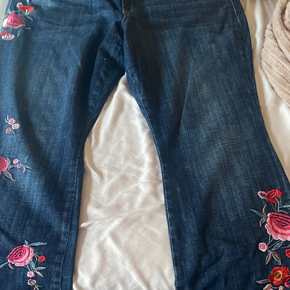 Sale 🌹Laurie Felt Blue Jeans with Pink Floral Embroidery - Picture 6 of 15